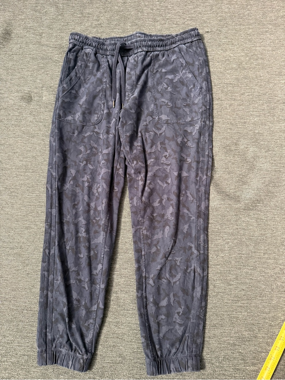 Athleta women’s  Dark Gray, Blue  Camo Joggers - Elastic Waist Drawstring Sz 14